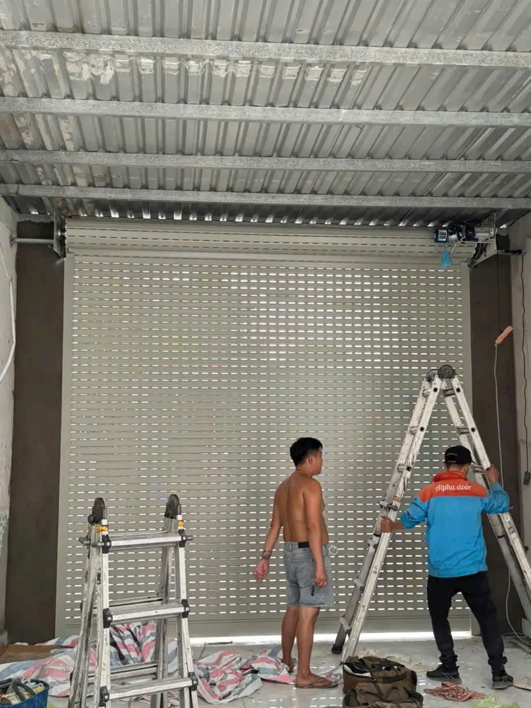 Lắp Đặt Cửa Cuốn Giá Từ 350,000/m²: Giải Pháp Tiết Kiệm Và An Toàn Cho Mọi Công Trình